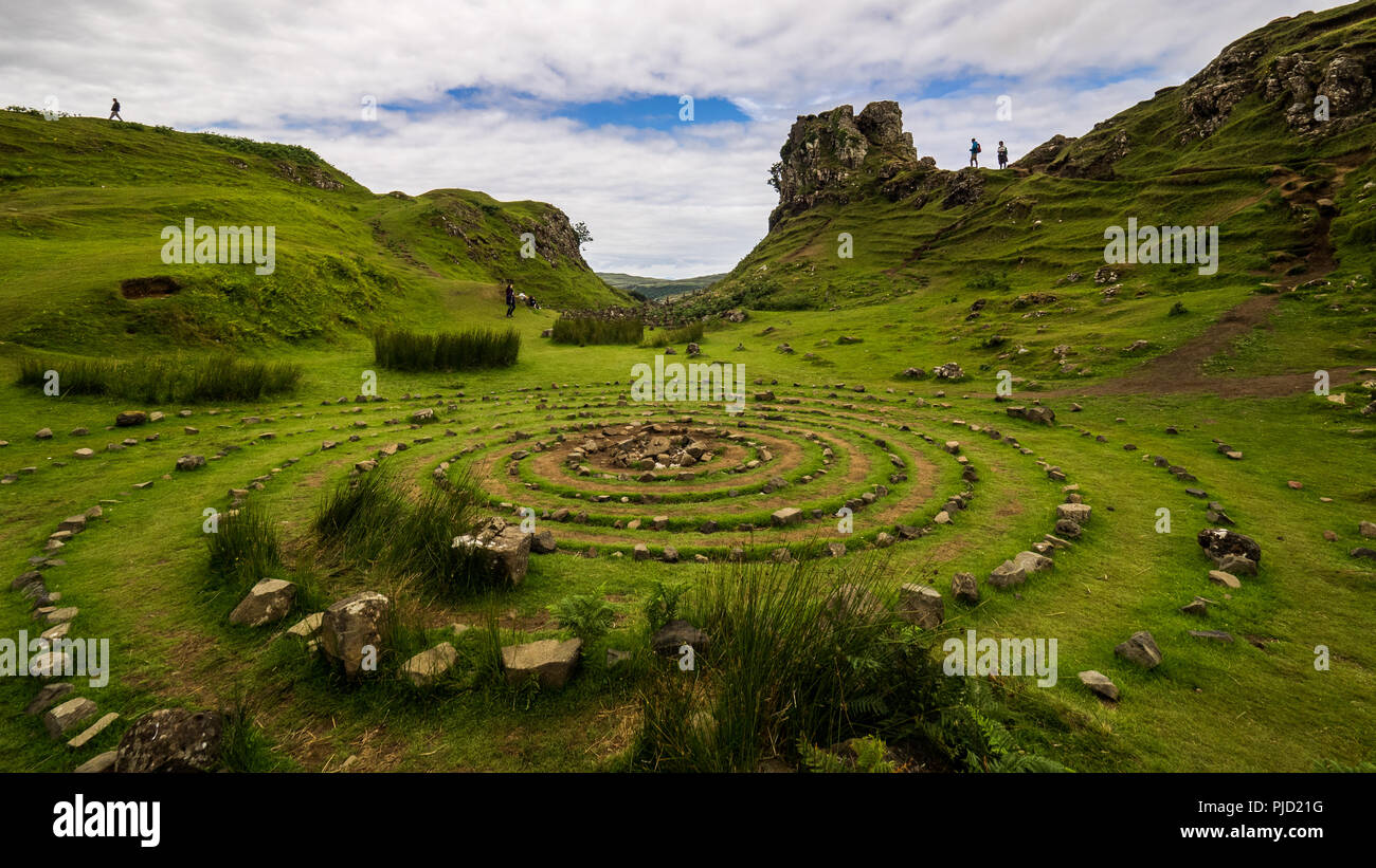 Círculo de piedra hechos por los turistas en Fairy Glen, Isla de Skye, Escocia Foto de stock