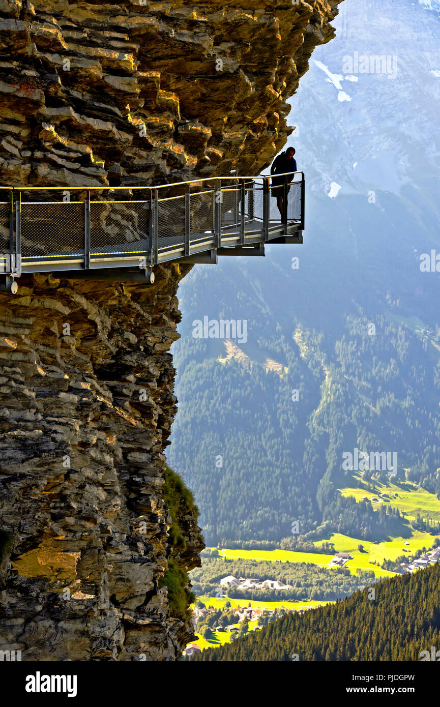 Sendero de montaña expuesta por encima del abismo, primero Cliff Walk por Tissot, Grindelwald, Berness bernés Suiza Foto de stock
