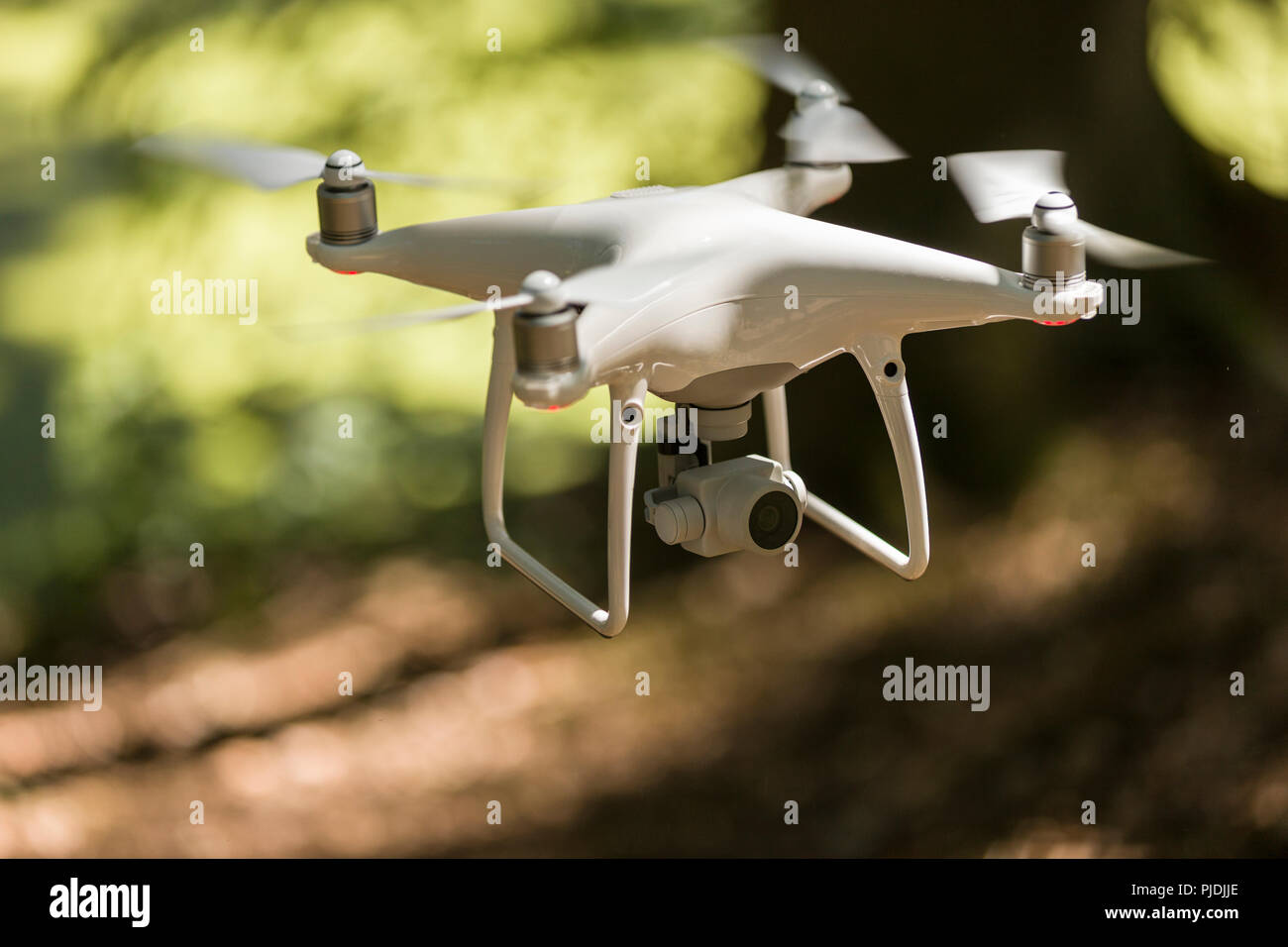 Volando en un avión teledirigido estrechamente a su tema. Foto de stock