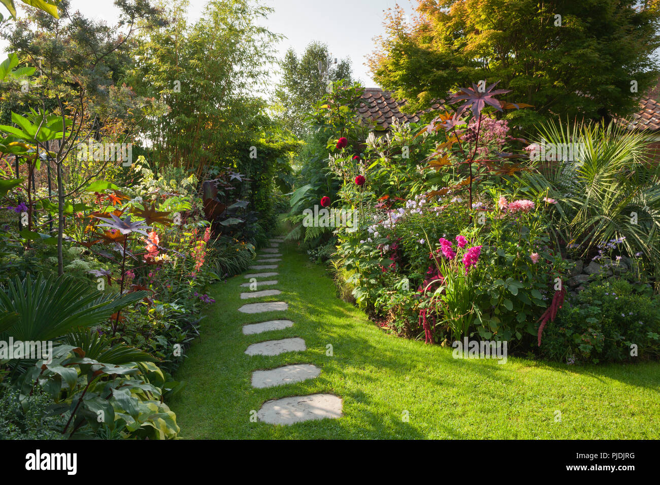 El jardín secreto de Louth a finales del verano. Louth, Lincolnshire, Reino Unido. De agosto de 2018. También se conoce como 68 Vatios Lane. Foto de stock