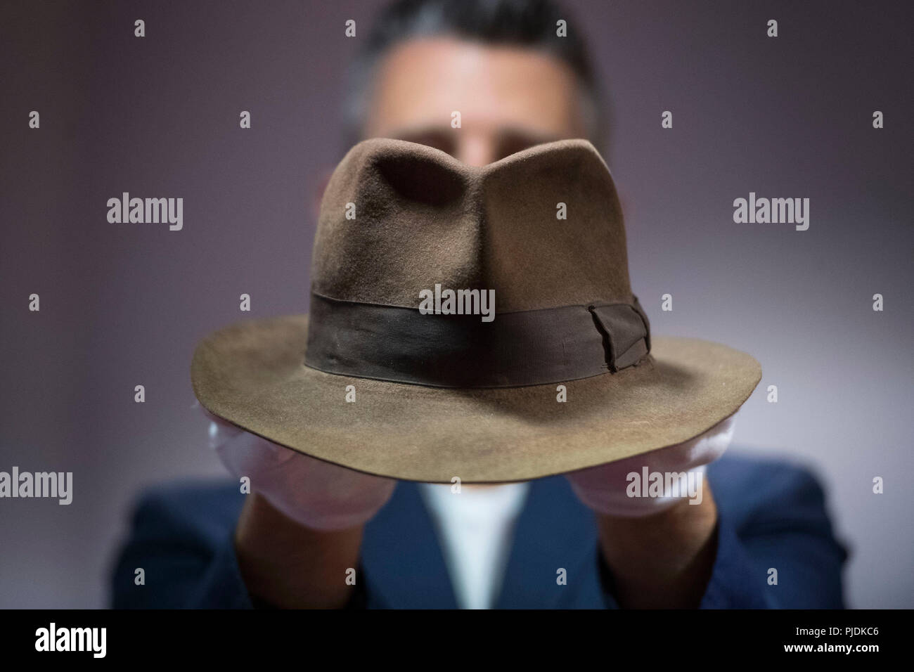Sombrero fedora de indiana jones fotografías e imágenes de alta resolución  - Alamy