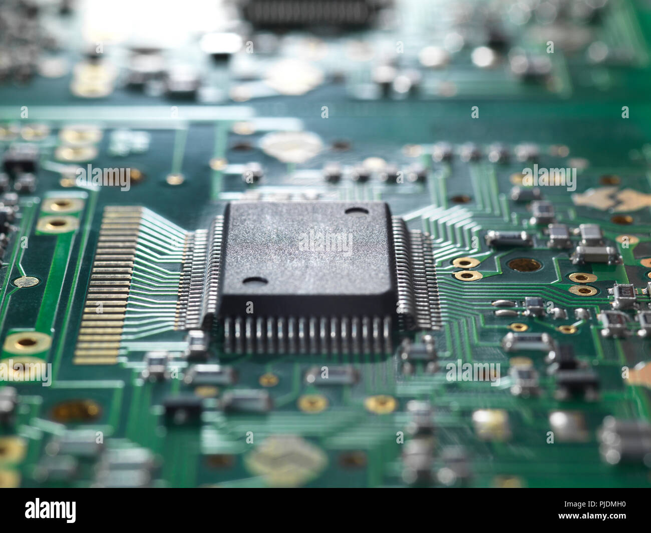 Chip electrónico y componentes en una placa de circuito Foto de stock