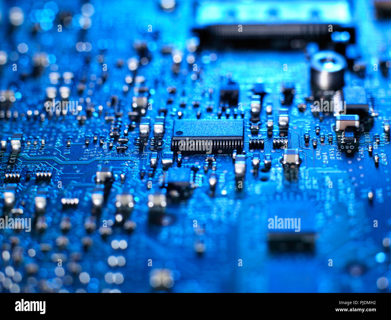 Dentro de un ordenador portátil que muestra fichas, tableros de circuitos y componentes Foto de stock