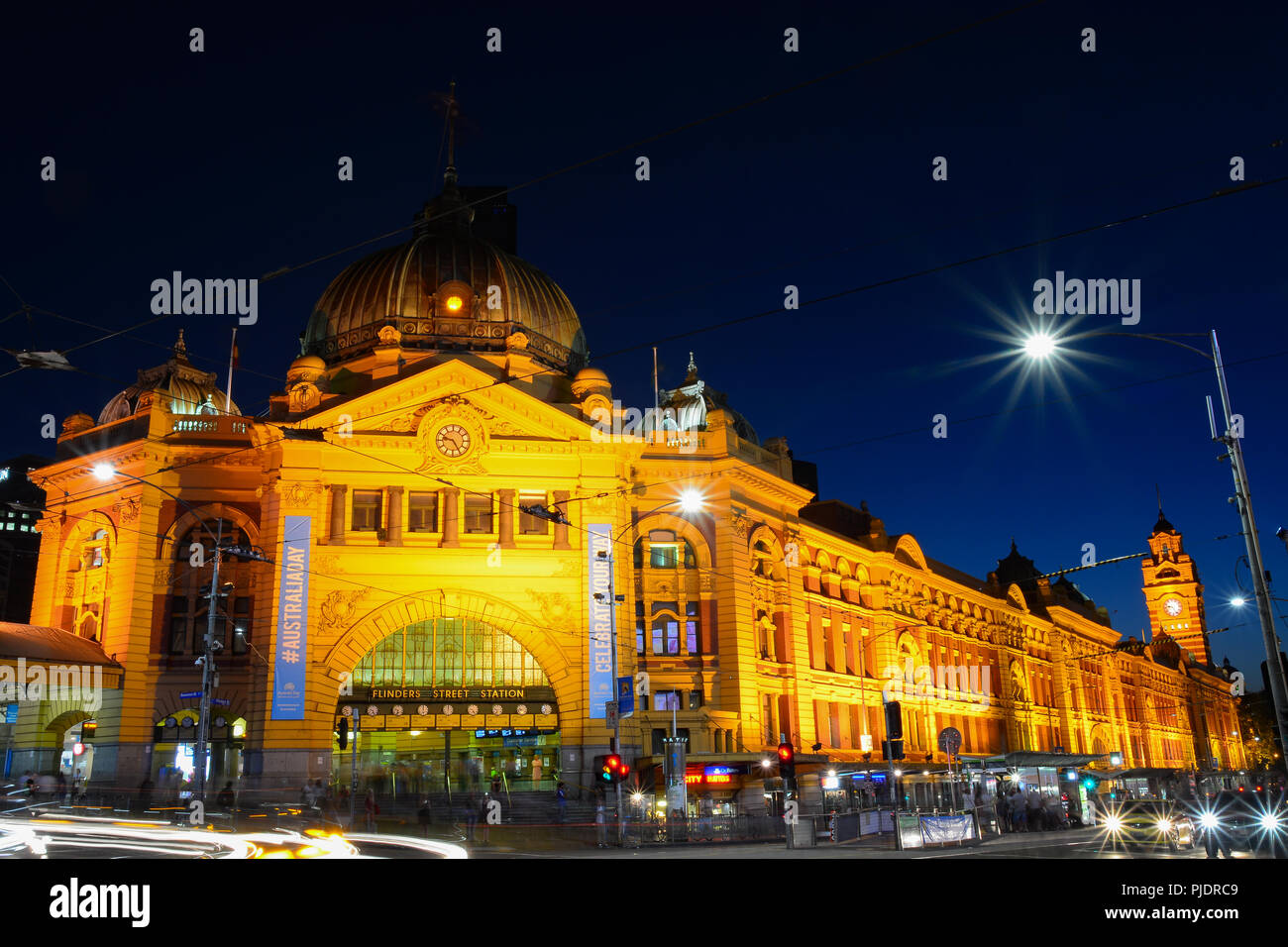 La estación de Flinders Street en la noche, el monumento más famoso de Melbourne Foto de stock