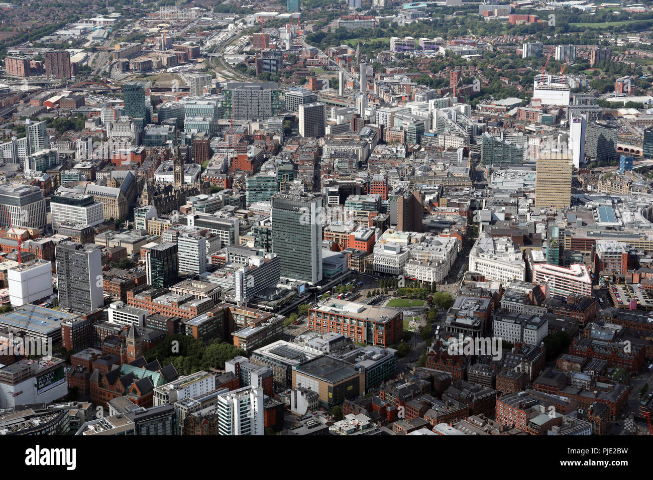 Vista aérea a través de Piccadilly Gardens en el centro de la ciudad de Manchester, con la Torre de la ciudad prominente edificio de oficinas Foto de stock