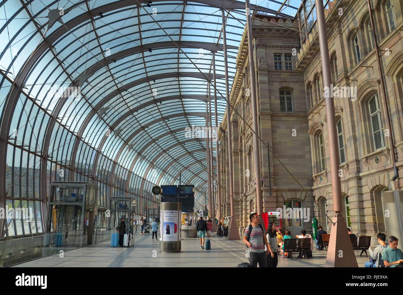 Estrasburgo im Elsaß, Frankreich: Der modernisierte Bahnhof Foto de stock
