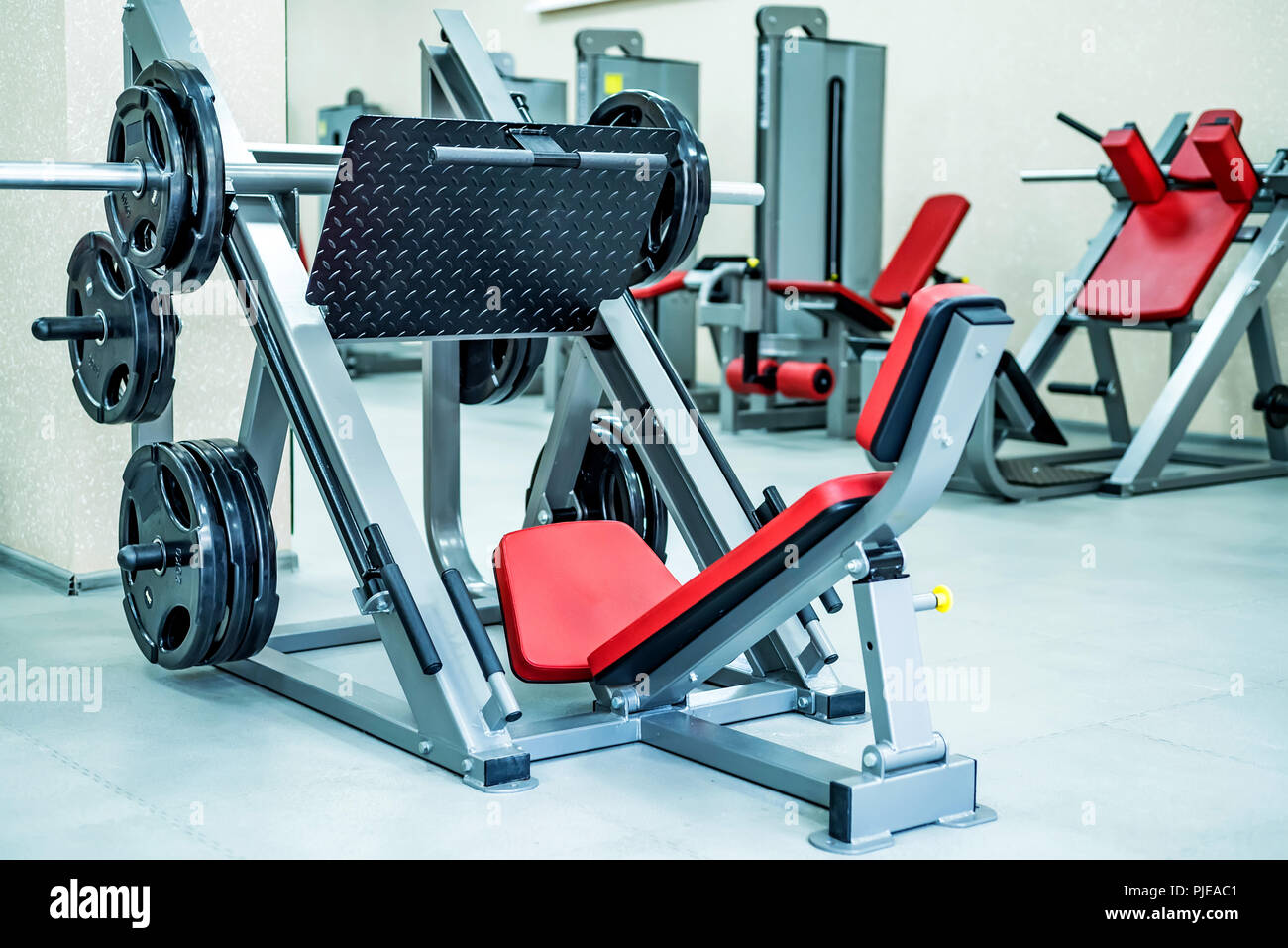 Las nuevas máquinas de fitness en el gimnasio moderno interior Fotografía  de stock - Alamy
