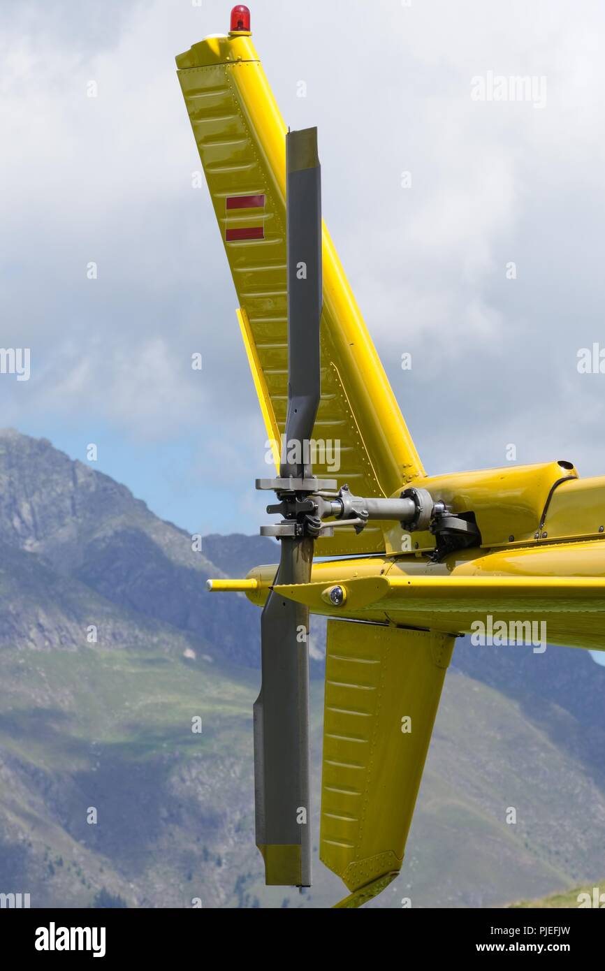 Las palas del rotor trasero de un amarillo helicopeter. Montañas de fondo Foto de stock