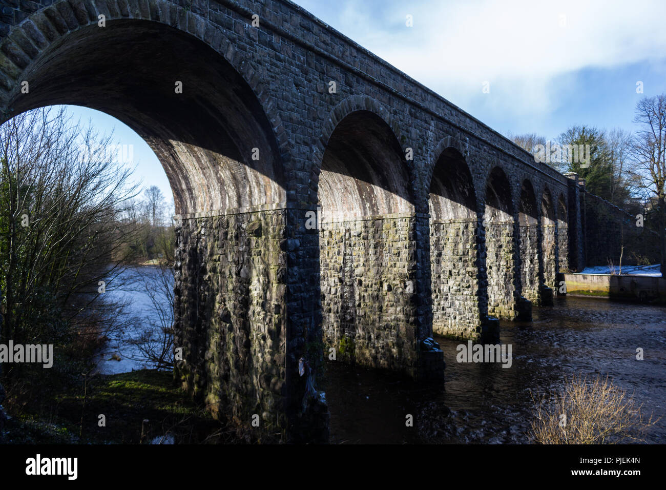 Tren en desuso viaducto sobre el río Maine en Randalstown, Condado de Antrim, N.Ireland. Foto de stock
