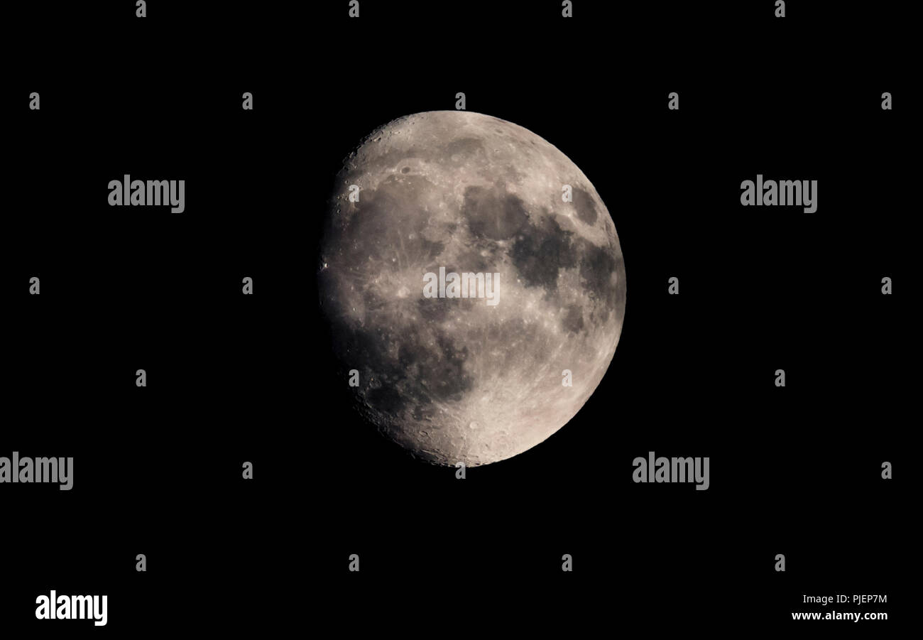 La Luna en cuarto menguante con cera en el cielo de la noche del 30 ... La Luna en cuarto menguante con cera en el cielo de la noche del 30 ...