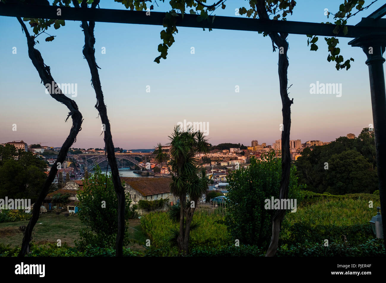 Vinum, la vista desde el restaurante y el bar de vinos en el puerto de Graham Lodge, Vila Nova de Gaia, Porto, Portugal. Foto de stock