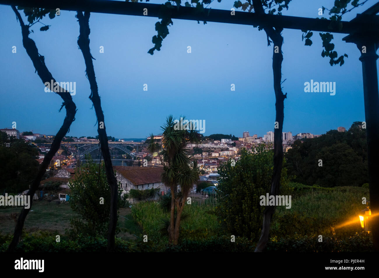 Vinum, la vista desde el restaurante y el bar de vinos en el puerto de Graham Lodge, Vila Nova de Gaia, Porto, Portugal. Foto de stock