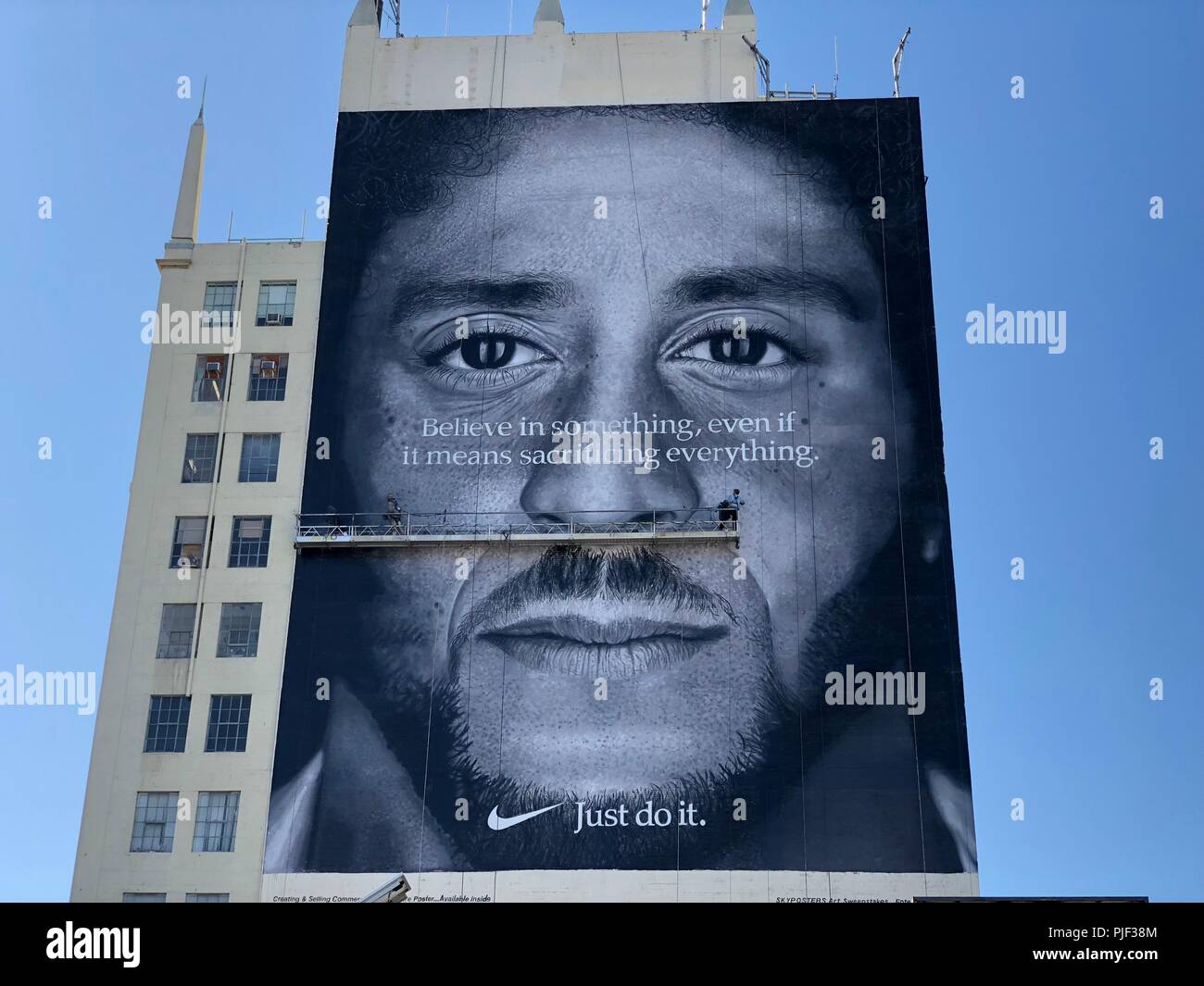 Los Angeles, Estados Unidos. 06 Sep, 2018. Vista general del anuncio de Nike  con el ex quarterback de los 49ers de San Francisco Colin Kaepernick para  conmemorar el 30º aniversario del 'Hazlo'