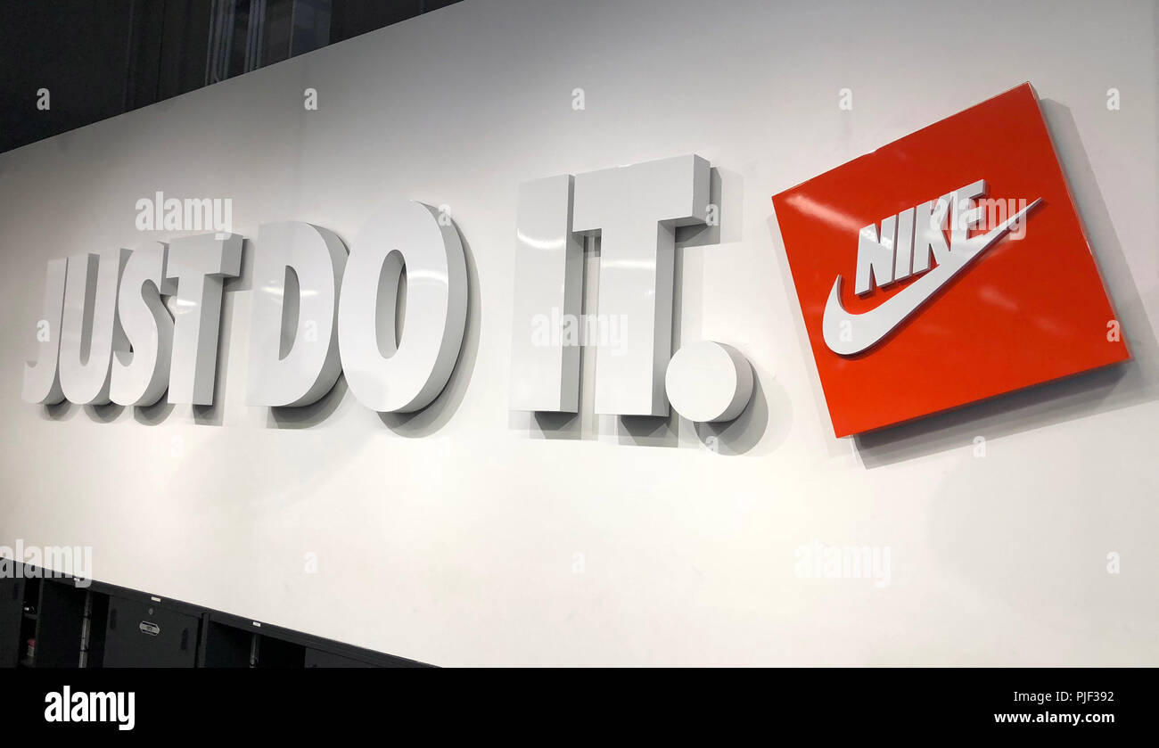 Los Angeles, Estados Unidos. Sep, 2018. Vista general del "justo" signo el East Los Community Nike Store Los Angeles, el jueves, 5 de septiembre de 2018. Colin Kaepernick (
