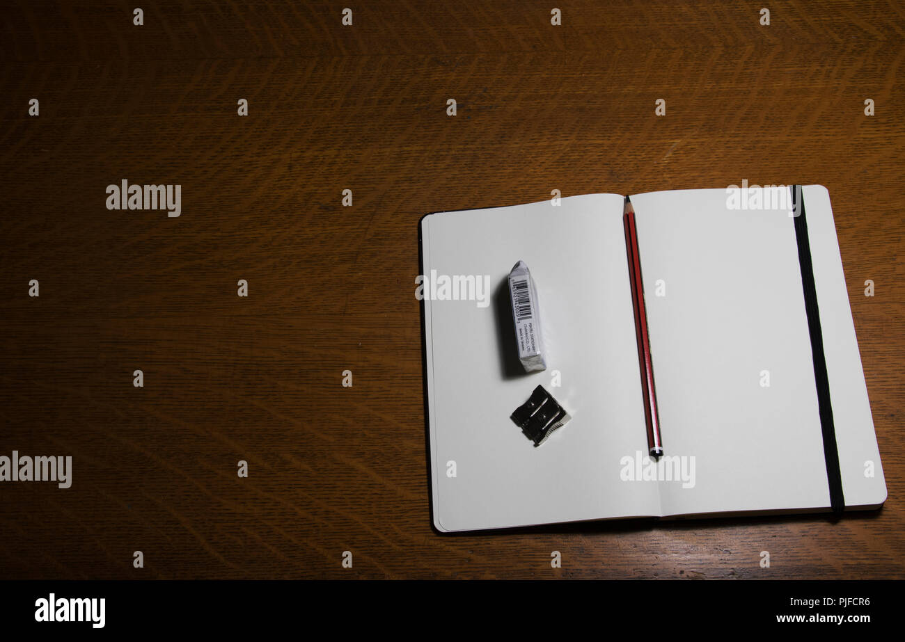 Art Studio Sketchbook Dibujo Lapiz Borrador Y Sacapuntas En Un Mostrador De Grano De Madera Mesa De Trabajo De Illustrator Fotografia De Stock Alamy