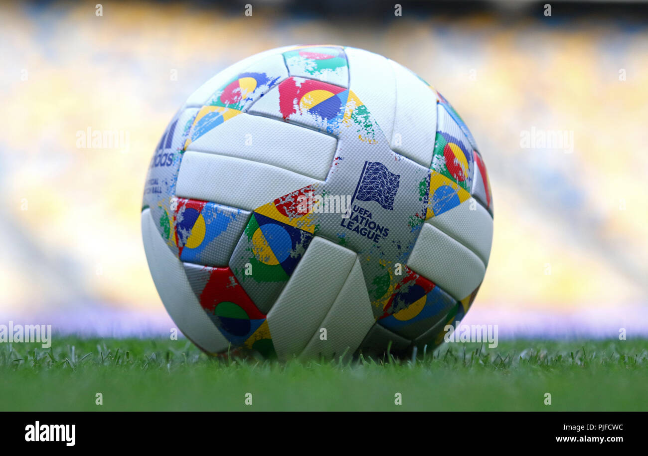 Kiev, Ucrania - Septiembre 4, 2018: Adidas Unidas League, balón oficial  para la UEFA Unidas Liga 2018/2019 sobre la hierba. Bola tiene un diseño  colorido Fotografía de stock - Alamy