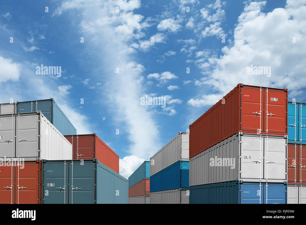 Envío de exportación o importación de contenedores de carga pilas bajo el cielo Foto de stock