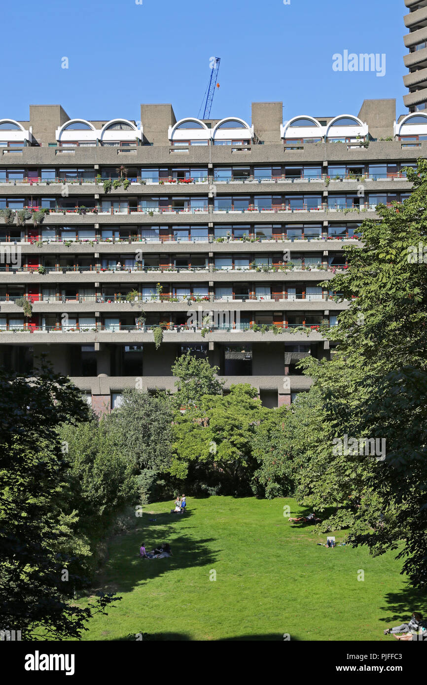 Jardines delante de Defoe House en London's Barbican desarrollo residencial, Londres, Reino Unido. Foto de stock