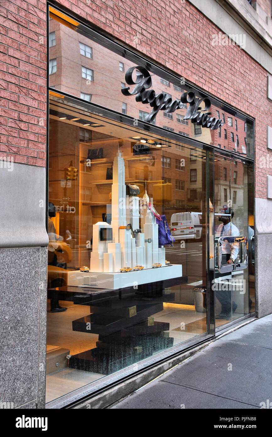 Nueva York, Estados Unidos - 1 Julio 2013: Roger Vivier tienda de moda en  Madison Avenue, Nueva York. La famosa marca de zapatos fue creada en 1937 y  tiene tiendas en Fotografía de stock - Alamy