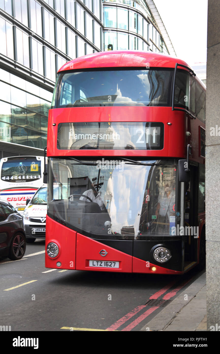 Victoria Street, Westminster Londres England Double Decker Bus Foto de stock