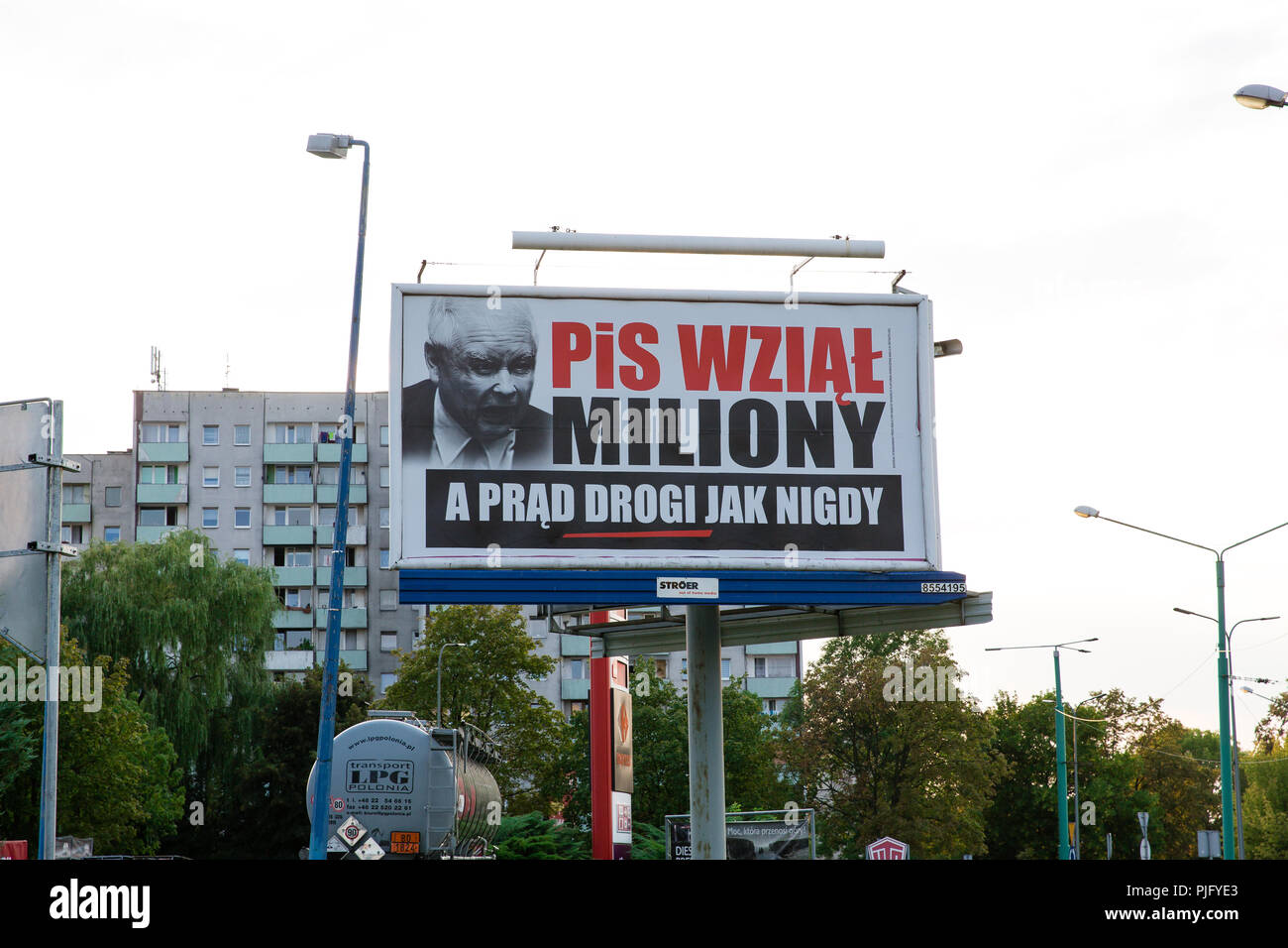 Billboard criticando actualmente en Polonia gobernante partido Ley y Justicia (PiS) con el rostro de su líder, Jaroslaw Kaczynski. Tychy, Polonia Foto de stock