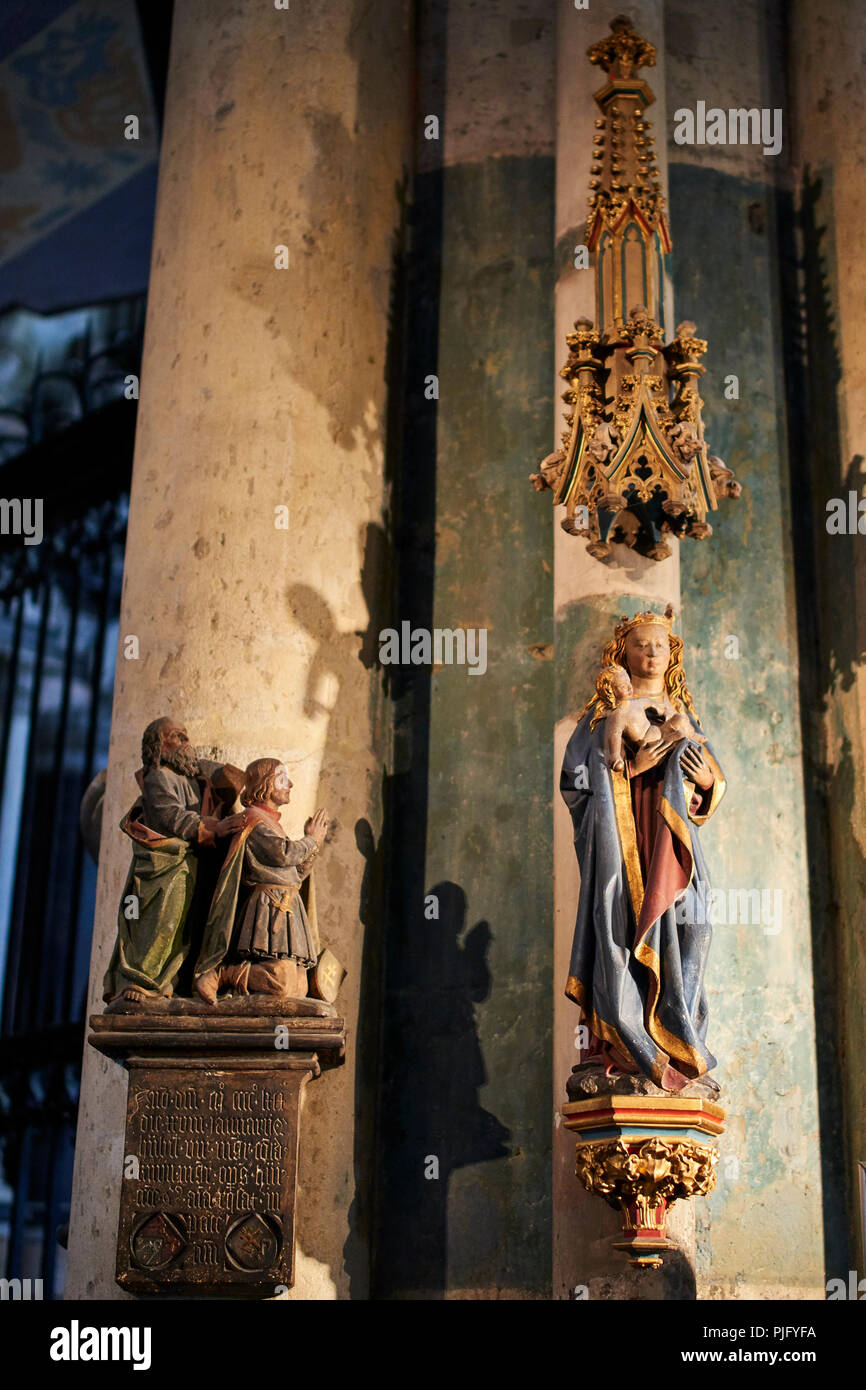 La Catedral de Colonia, el Monumento de la catedral Konrad Kuyn, maestro constructor, 1469, arrodillado a la Virgen y el Niño de pie sobre una corbel bajo un baldaquín Foto de stock