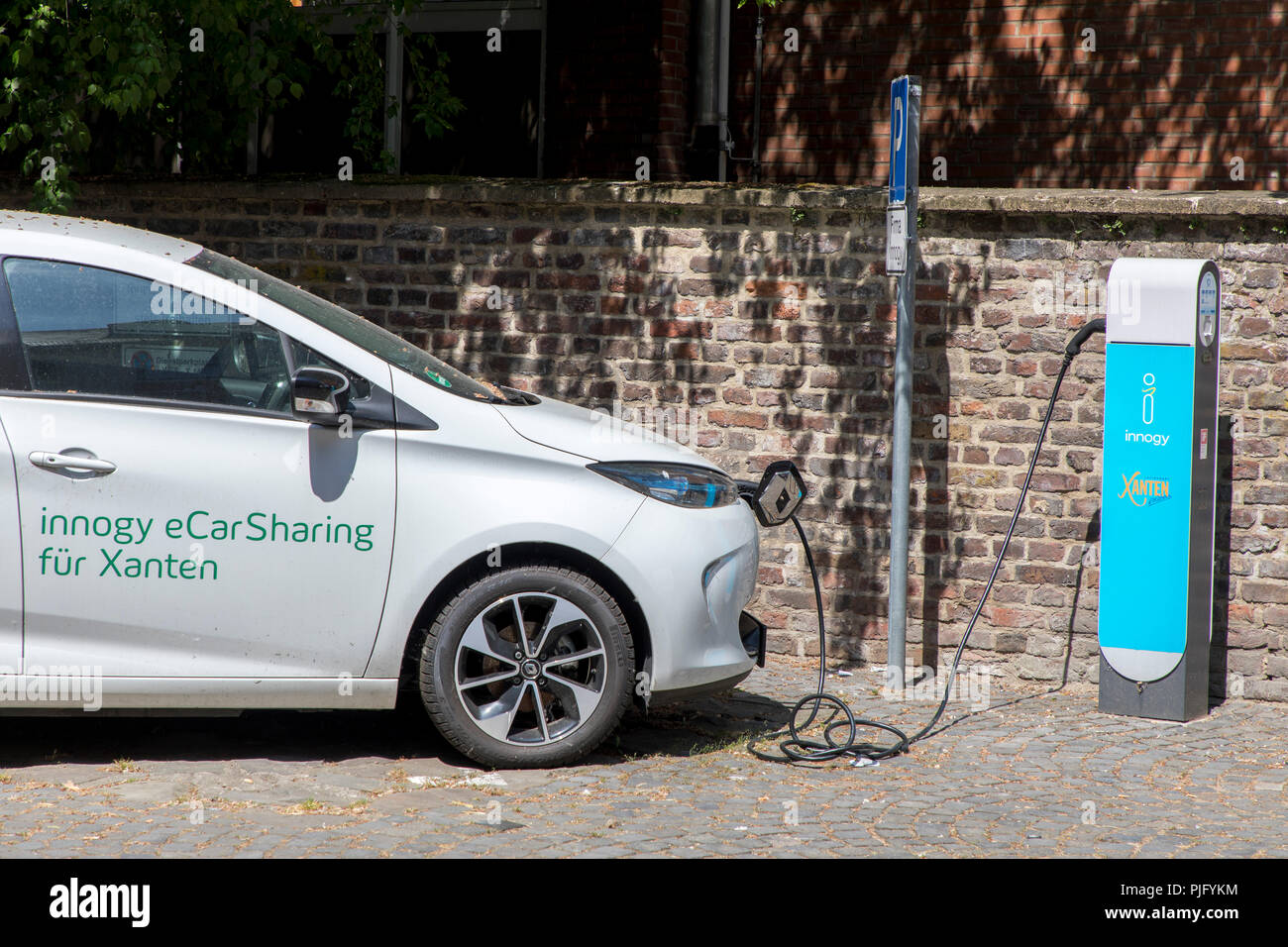 Coche eléctrico en una estación de carga, en Xanten, NRW, Alemania, eCar-compartir el vehículo de Innogy, Foto de stock