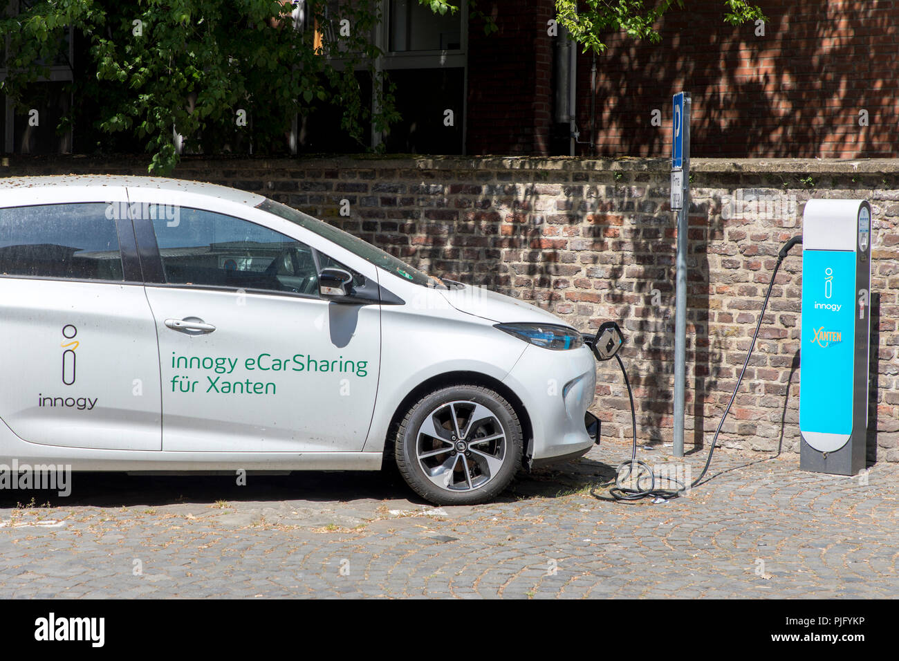 Coche eléctrico en una estación de carga, en Xanten, NRW, Alemania, eCar-compartir el vehículo de Innogy, Foto de stock
