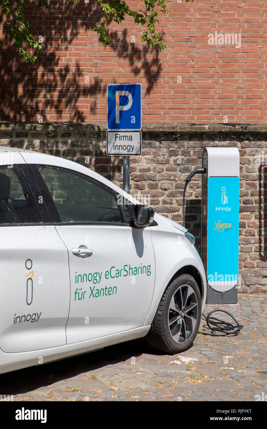 Coche eléctrico en una estación de carga, en Xanten, NRW, Alemania, eCar-compartir el vehículo de Innogy, Foto de stock