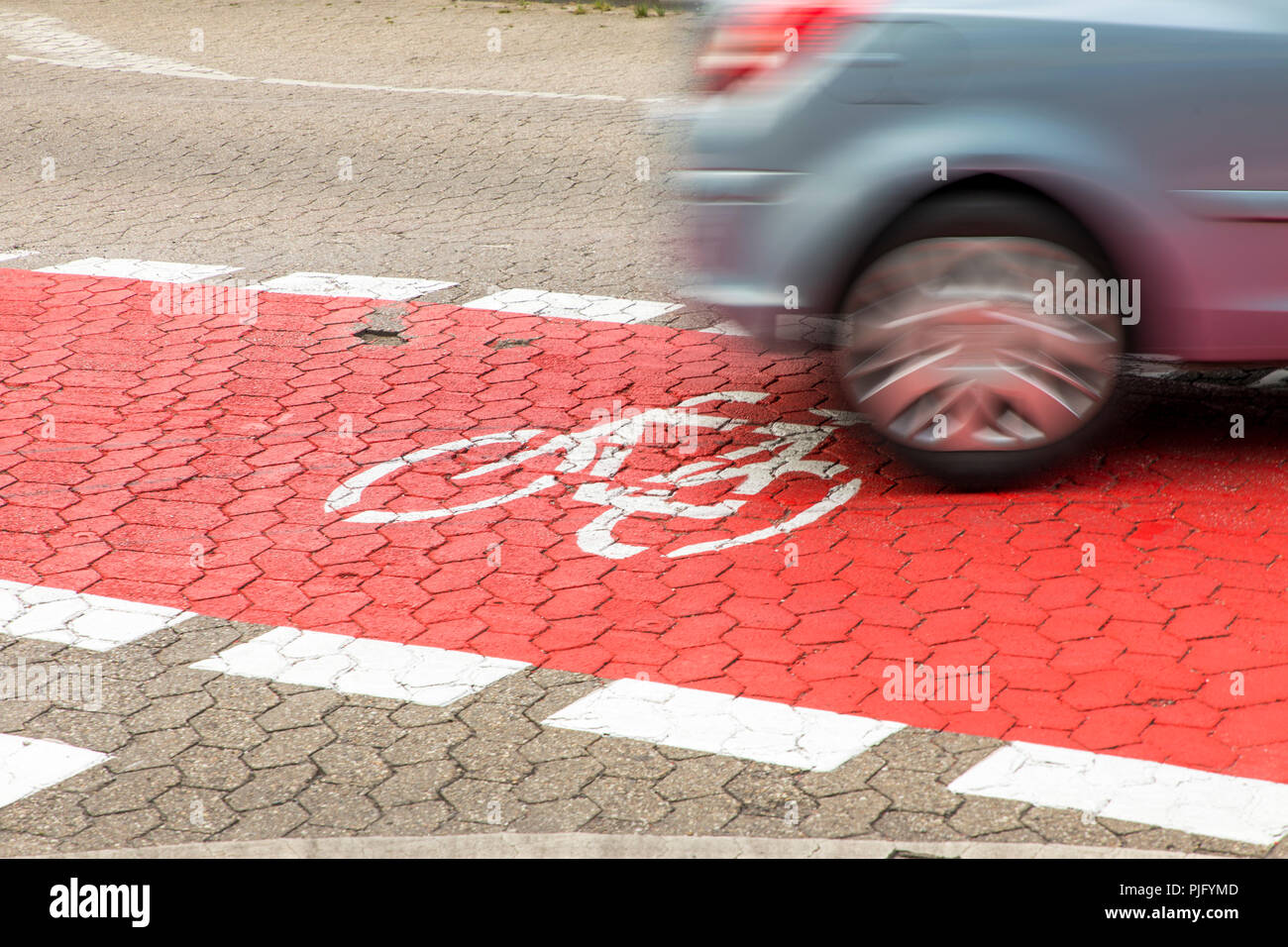 Radweg, extra groß markierte Fahrradspur un einer Straße, en Bochum, Universitätsviertel, PKW kreuz den Fahrradweg, Foto de stock