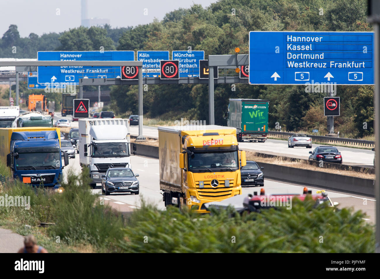 Autopista A5, cerca de Frankfurt, Alemania, alto tráfico Foto de stock