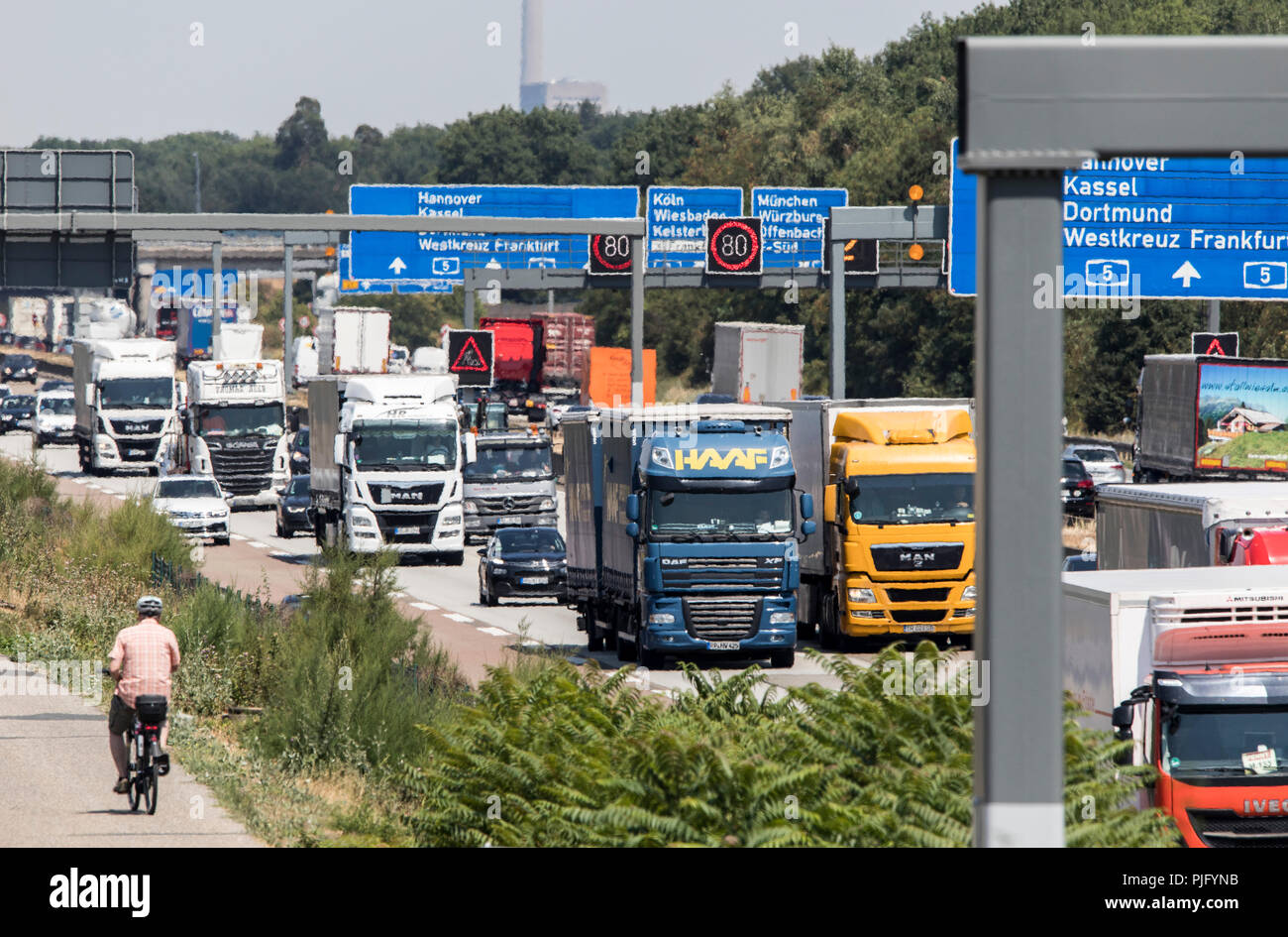 Autopista A5, cerca de Frankfurt, Alemania, alto tráfico Foto de stock
