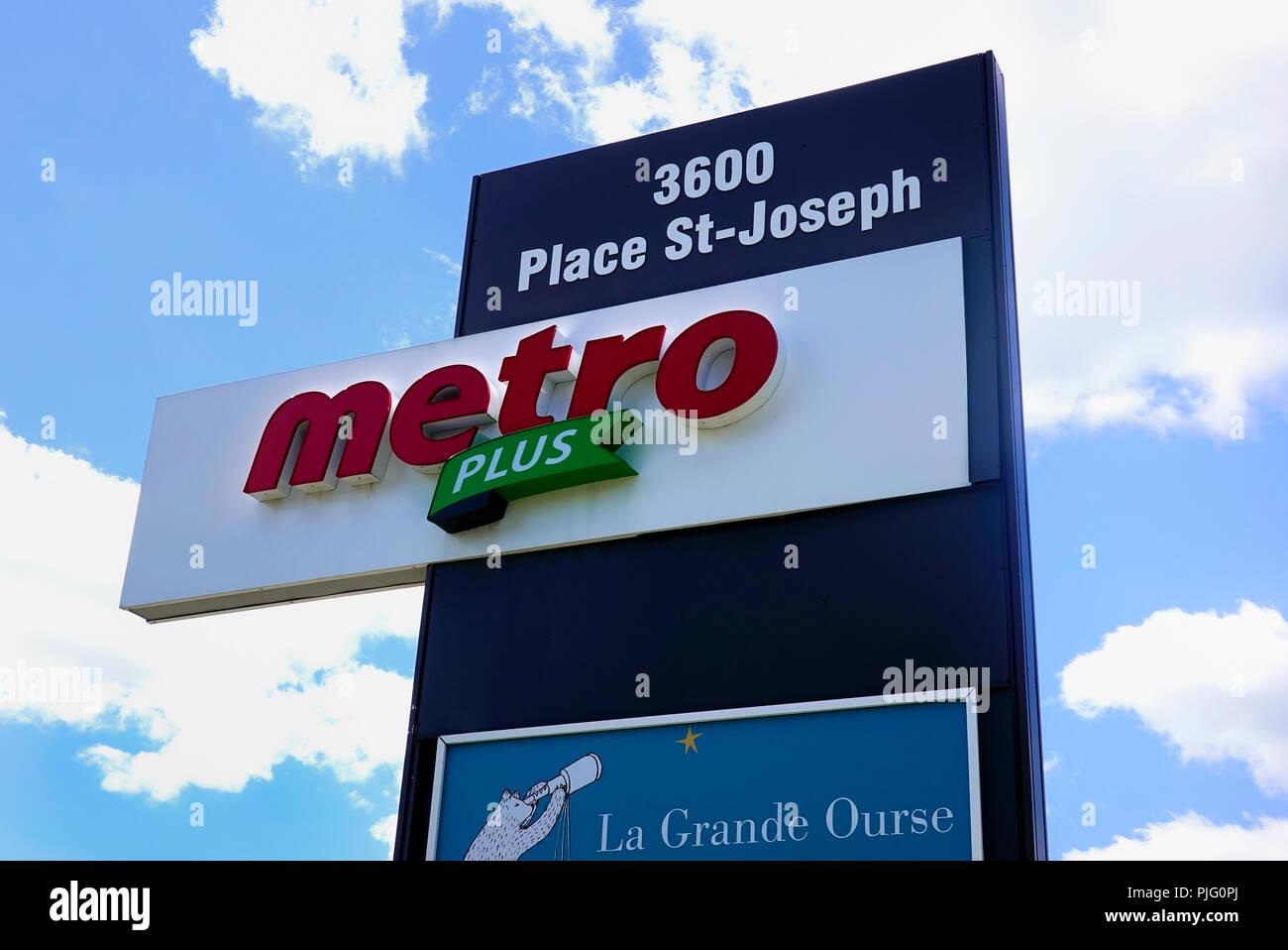 Signo de Metro además de un supermercado y La Grande Ourse juguetería en Montreal, QC, Canadá Fotografía de stock - Alamy