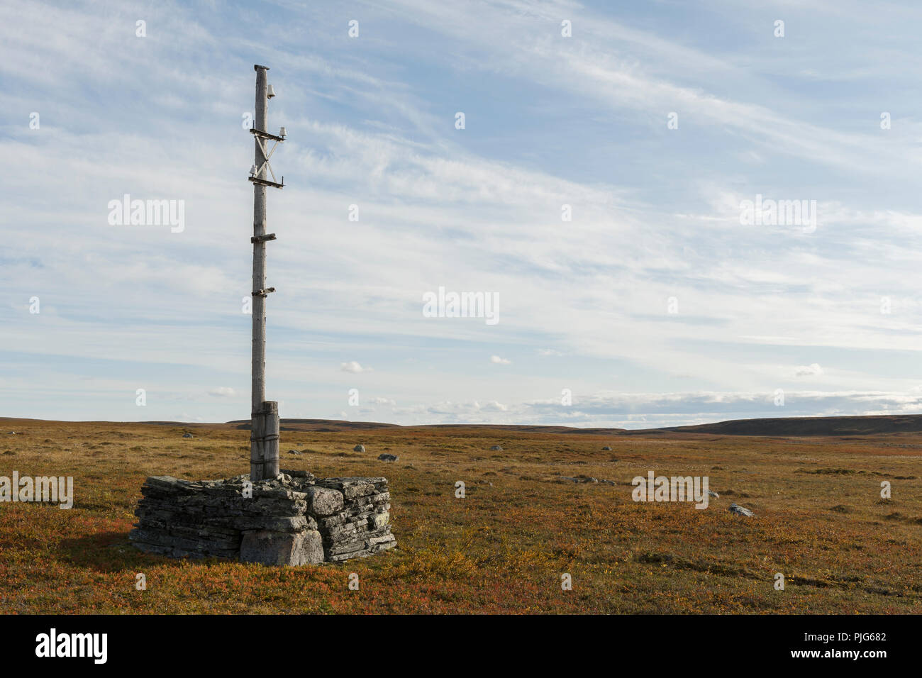 Telégrafo antiguo puesto en la meseta de montaña 'Finnmarksvidda' en Alta, Finnmark, Noruega. Foto de stock