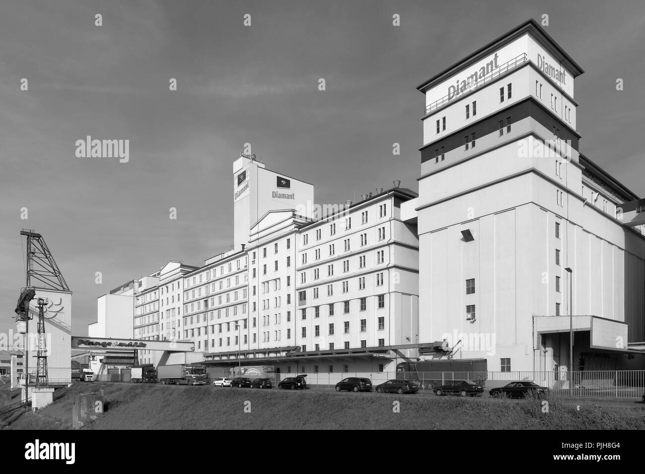 Hansamühle Neuss, planta de producción de harina, edificio industrial de diamante, puerto de Neuss, Neuss, Renania del Norte-Westfalia, Alemania Foto de stock