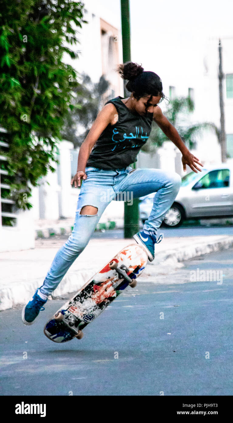 Chica skater en acci n Fotograf a de stock Alamy