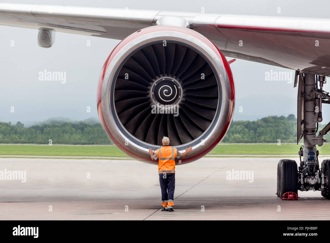 Comprobaciones de ingeniero de motores de turbina de avión de pasajeros  moderno en la pista. Servicio y mantenimiento de aviones. La aviación y el  transporte Fotografía de stock - Alamy