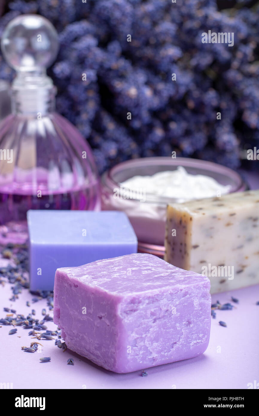 Sano natural aromaterapia y tratamiento de piel con lavanda francesa  orgánica, lavanda jabones, cremas faciales, aceites esenciales sobre fondo  púrpura con DRI Fotografía de stock - Alamy