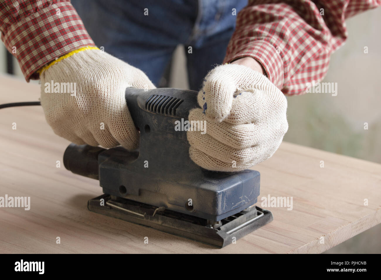 Carpintero la plancha de madera lijado con herramienta eléctrica Fotografía  de stock - Alamy