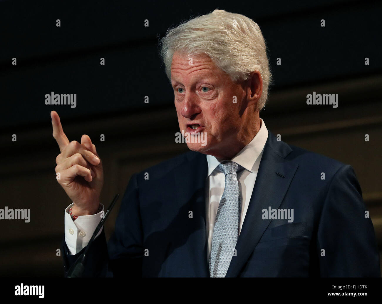 El ex presidente estadounidense Bill Clinton, hablando en una conferencia en Dublín preocupación en todo el mundo. Foto de stock
