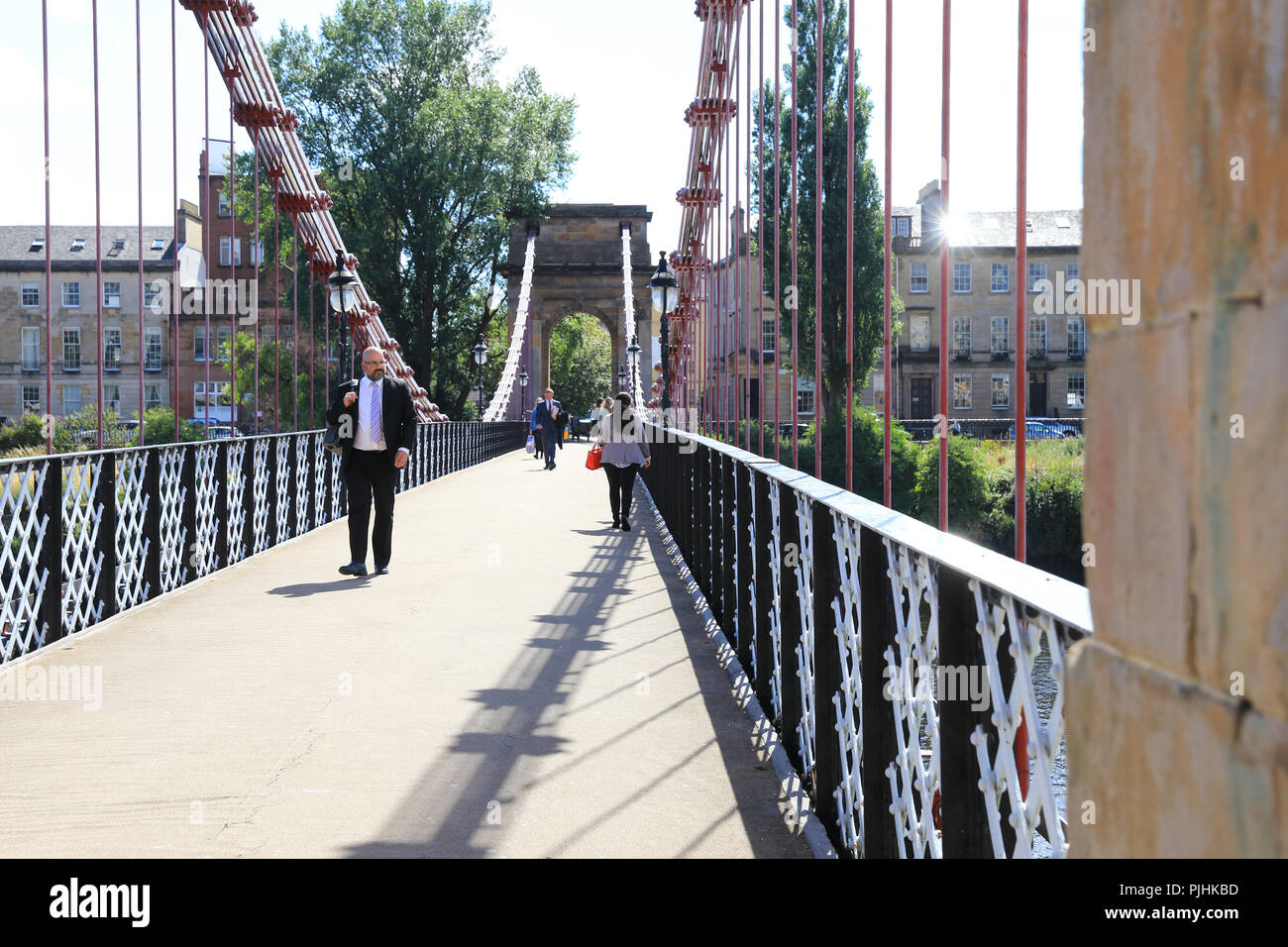 South Portland Street puente colgante peatonal a través del río Clyde, en Glasgow, Reino Unido Foto de stock