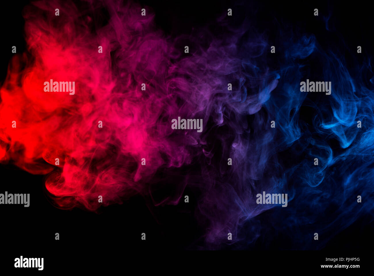 Las formas abstractas de colores mezclados de humo azul y rojo en fondo oscuro Foto de stock