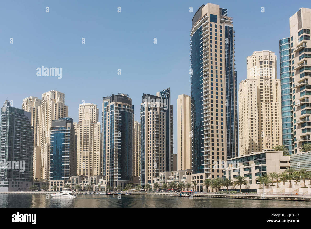 Los rascacielos de Dubai Marina, con el color arena torres residenciales de Jumeirah Beach Residence en el fondo, en Dubai, Emiratos Árabes Unidos. Foto de stock