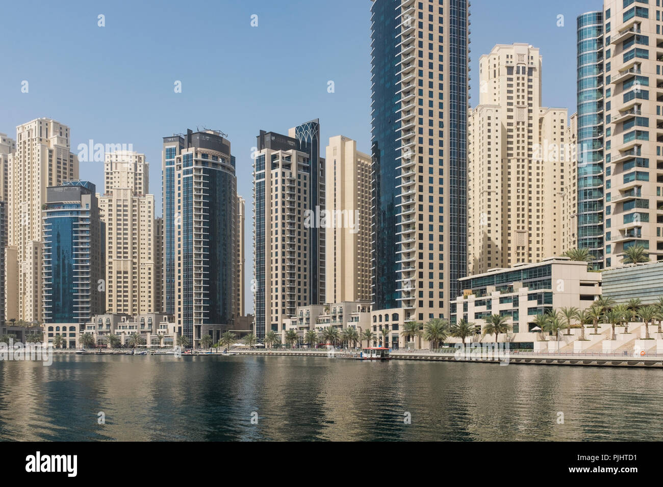 Los rascacielos de Dubai Marina, con el color arena torres residenciales de Jumeirah Beach Residence en el fondo, en Dubai, Emiratos Árabes Unidos. Foto de stock