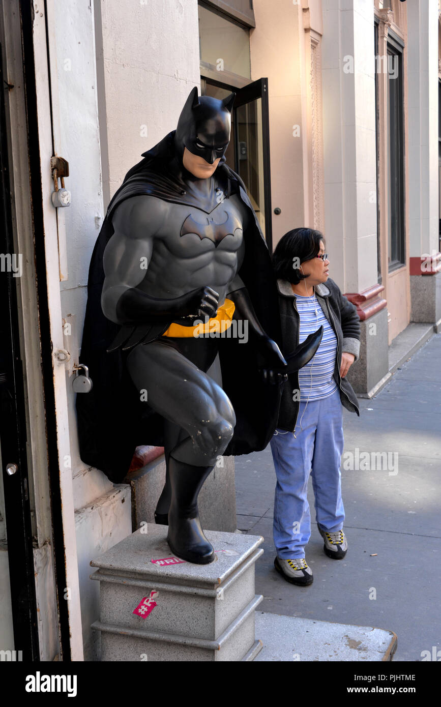 Estatua de Batman y New-Yorker, Downtown, Manhattan, Ciudad de Nueva York,  EE.UU Fotografía de stock - Alamy