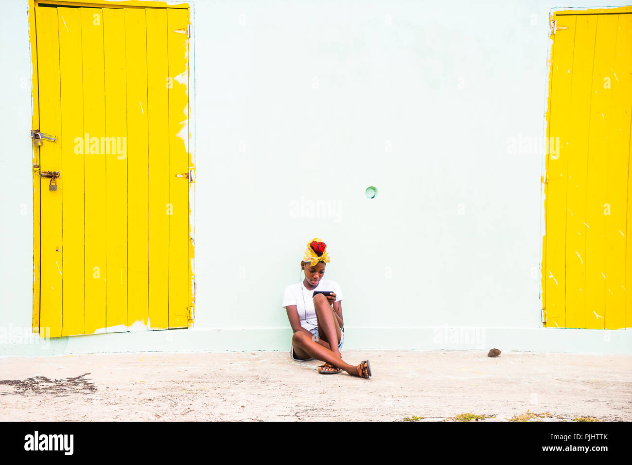 Adolescente sentada abajo, Salina Bay, Mayreau, San Vicente y las Granadinas, West Indies Foto de stock