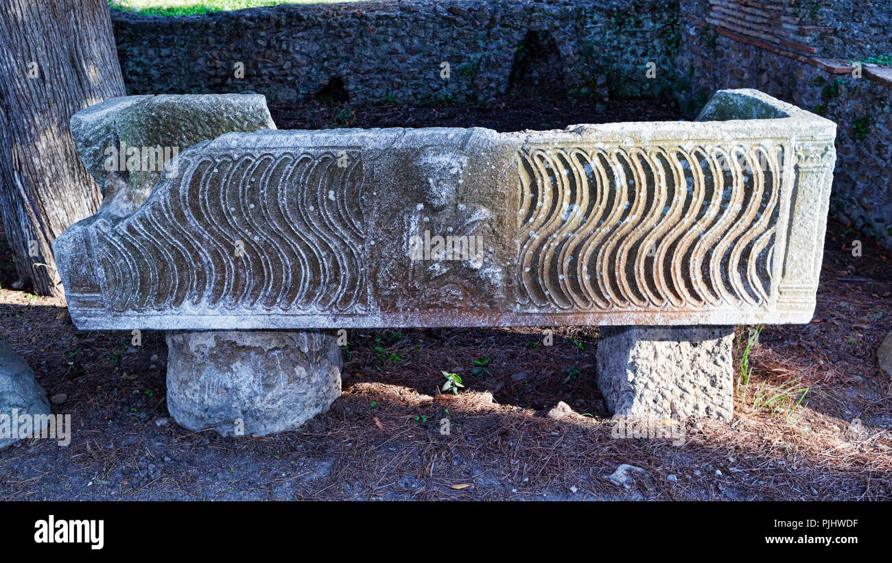 Sarcófago romano entre las ruinas de la necrópolis de Ostia Antica - Roma Foto de stock