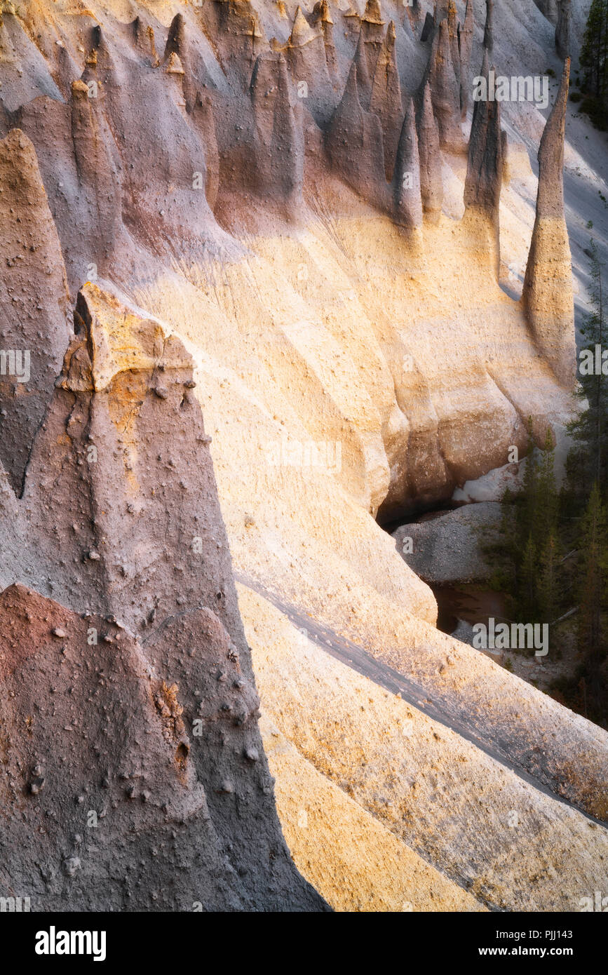 Antes del amanecer brillan en las altísimas torres de piedra pómez volcánica conocida como los pináculos a lo largo de Wheeler Creek en Oregon el Parque Nacional del lago del cráter. Foto de stock