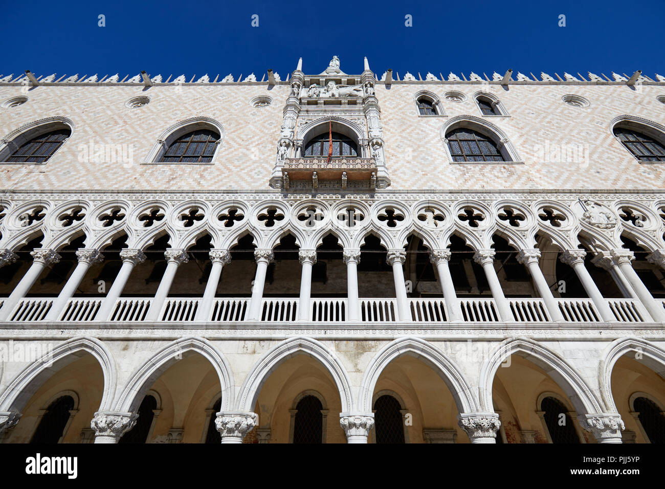 Construcción de la fachada del Palacio Ducal de Venecia, bajo ángulo de visión en un día soleado de verano en Italia Foto de stock