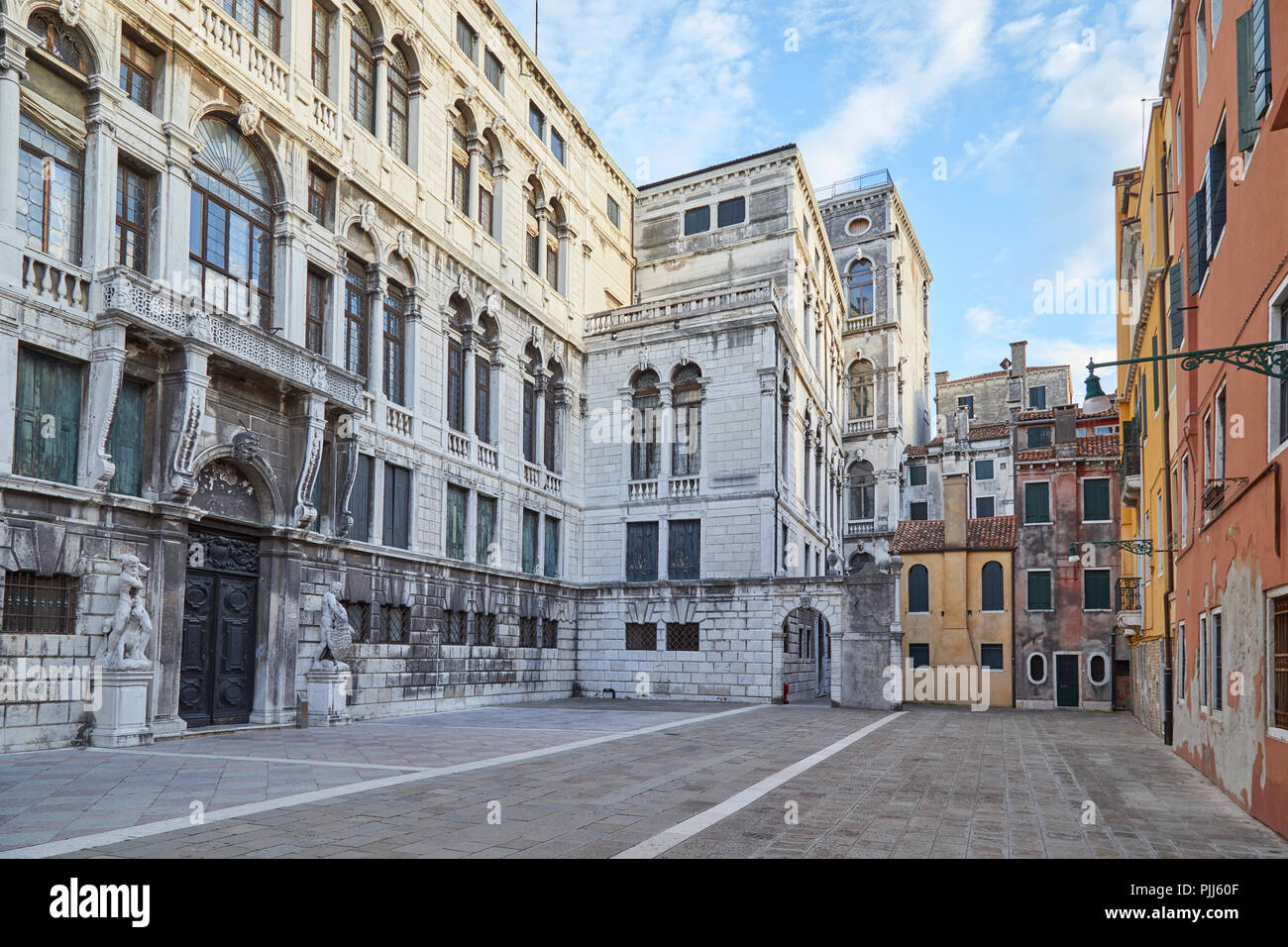 Venecia, plaza vacía o campo con edificios antiguos en un día soleado de verano en Italia Foto de stock